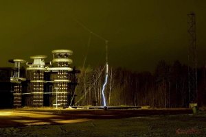 Бывал там в прошлом веке. Это в Истре филиал  Всесоюзного энергетического института им. Ленина. Объект значился как Высоковольтный испытательный стенд предприятия Р-6511. Там этих куполов было штук шесть разных размеров. Последний гигантский  простоял недолго - Рухнул вместе с Советским Союзом в 1985году.
Это было грандиозное сооружение. Здание было решено в виде сетчатой оболочки вращения, имеющей форму сплюснутого эллипсоида диаметром по экватору 236,5 м. Высота здания в центре -118,4 м.