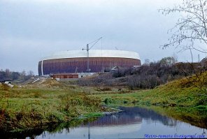 Бывал там в прошлом веке. Это в Истре филиал  Всесоюзного энергетического института им. Ленина. Объект значился как Высоковольтный испытательный стенд предприятия Р-6511. Там этих куполов было штук шесть разных размеров. Последний гигантский  простоял недолго - Рухнул вместе с Советским Союзом в 1985году.
Это было грандиозное сооружение. Здание было решено в виде сетчатой оболочки вращения, имеющей форму сплюснутого эллипсоида диаметром по экватору 236,5 м. Высота здания в центре -118,4 м.