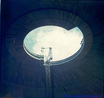 Бывал там в прошлом веке. Это в Истре филиал  Всесоюзного энергетического института им. Ленина. Объект значился как Высоковольтный испытательный стенд предприятия Р-6511. Там этих куполов было штук шесть разных размеров. Последний гигантский  простоял недолго - Рухнул вместе с Советским Союзом в 1985году.
Это было грандиозное сооружение. Здание было решено в виде сетчатой оболочки вращения, имеющей форму сплюснутого эллипсоида диаметром по экватору 236,5 м. Высота здания в центре -118,4 м.