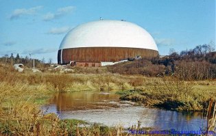 Бывал там в прошлом веке. Это в Истре филиал  Всесоюзного энергетического института им. Ленина. Объект значился как Высоковольтный испытательный стенд предприятия Р-6511. Там этих куполов было штук шесть разных размеров. Последний гигантский  простоял недолго - Рухнул вместе с Советским Союзом в 1985году.
Это было грандиозное сооружение. Здание было решено в виде сетчатой оболочки вращения, имеющей форму сплюснутого эллипсоида диаметром по экватору 236,5 м. Высота здания в центре -118,4 м.