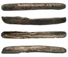 На самом деле "рубль" пошло не от отрубания гривны. А от новгородской гривны, которая из-за способа изготовления имела рубец посередине, т.е. руб. Делалась из двух частей, чтобы было легко разделить на "полтины" (видно на фото, что один край двух сторон плоский).

"Еще жива байка о том, что рубль - отрубленная часть гривны. Брехня, сия версия схоластическая. Как писал Рябцевич возникла она на основании единичной находки обрезанной гривны. И решили тогда русско-немецкие историки, что вот это и есть рубль. Реально же анализ документов показывает, что рубль равен гривне, новгордской. А вот полтина - таки да, отруб гривны-рубля. Вероятно, рублями били гривны с рубцом - рубом".