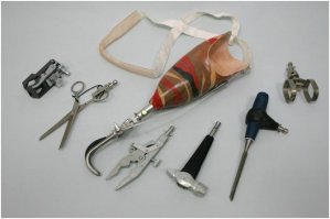 Да согласен с тобой, че то у него протезы все навороченные и за сотню тыщ стоимостью. У меня вот такой на руку косметический, резиновый и один, типа рабочий и усё!!!! А я бы тоже хотел протез за 4 ляма, хоть шнурки им бы завязывал!!!