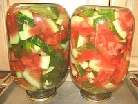 а с арбузами что не так? только закрученная банка соленых или маринованных арбузов,стоит на крышке,чтоб не вздулась.вот вчера доел такую.вкусные.