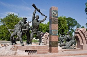 Оборона Брестской крепости прочно вошла в сознание нашего народа, став одним из героических эпизодов нашей великой истории. Известно, что в рядах гарнизона крепости были и советские пограничники. В канун войны государственную границу в районе Бреста охранял 17-й Краснознаменный погранотряд под командой майора А.П.Кузнецова – его численность была 2165 человек, а в самой Брестской крепости дислоцировалась 3-я комендатура, 9-я погранзастава отряда, резервная застава, окружная школа шоферов погранвойск. Во главе пограничников крепости был командир 9-й погранзаставы лейтенант А.Кижеватов. Уже в 1944 году после освобождения Бреста от гитлеровцев на стене одного из казематов, там где дрались бойцы-пограничники 9-й заставы, нашли процарапанную надпись: «Умираю, но не сдаюсь! Прощай Родина! 20.07.1941г.». Сам командир 9-й заставы Кижеватов погиб, выполняя важное задание в начале июля 1941 года, при взрыве переправы, которую гитлеровцы навели через Буг. Осенью 1942 года нацисты расстреляли всю его семью: мать, жену и троих детей.

Первоначально сведений о бое 9-й заставы и пограничников в Брестской крепости не было: «По свидетельству жителей близлежащей деревни, в первые же минуты войны пограничники приняли удар врага на Западном острове Брестской крепости и вели борьбу в течение долгого времени». На месте расположения погранцов на Западном острове нашли развалины, говорящие о необычайно ожесточённой борьбе, они были изрыты пулями и осколками. Участники боёв в Брестской крепости, которым удалось выжить, с восторгом рассказывали о мужестве и умении пограничников, они были, без сомнения, лучшими защитниками крепости. Командование немцев, взбешенное большими потерями и упорным сопротивлением пограничников, в первые же дни войны отдало приказ: если у бойца Красной Армии будут зеленые петлицы на гимнастерке или зеленая фуражка, таких в плен не брать, даже тяжелораненых, расстреливать на месте. Но они и сами старались не попасть в руки врага, так, белорус сержант Петринчик был окружен бойцами противника, укрываясь в развалинах какого-то дома, отстреливался до последнего патрона, уложив меткими выстрелами не один десяток гитлеровцев. Последним патроном убил себя.

Так же поступил молодой пограничник, охранявший двух вражеских диверсантов, пойманных 21 июня в крепости. Когда начался бой, он не ушёл с поста, когда же противник ворвался в центр крепости через Тереспольские ворота, группа гитлеровцев устремилась в сторону камеры, где держали пленных диверсантов, видимо, в крепости была агентура врага, сообщившая, где они расположены. Пограничник отбивался, и когда враги ворвались в камеру, они обнаружили три тела – он убил диверсантов и покончил с собой.

Группы пограничников бились почти на всех участка обороны, но основные силы пограничников 3-ей комендатуры и 9-й погранзаставы во главе с её начальником лейтенантом Андреем Кижеватовым дрались в центре цитадели вместе с воинами 333-го стрелкового полка. Кижеватов, когда начался бой, оставил семью в подвале комендатуры, сам побежал на свою заставу. Весь первый день пограничники отбивали атаки врага в разрушенном здании своей заставы, в том числе и в рукопашных боях, противник рвался через Тереспольские ворота к центру цитадели. Ночью с остатками отряда он перешёл в здание 333-го полка, став помощником старшего лейтенанта Потапова, который там руководил обороной. В начале июля Кижеватову поручили с группой пограничников взорвать понтонный мост через реку Буг, наведенный противником близ крепости. Они ушли, и больше мы о них ничего не знаем, удалась ли операция или нет, как они погибли.

Ещё одна группа пограничников билась в районе Восточного форта, в отряде майора Гаврилова. Они были из соседней с крепостью заставы, 22-го они весь день держали оборону на берегу Буга, а 23-го прорвались через окружение и пробились в Брестскую крепость. Лейтенант-пограничник стал начальником разведки майора Гаврилова. В Восточном форте, в здании, стоявшем в центре подковообразного двора, на 2-м этаже была установлена счетверенная зенитная пулеметная установка, из которой стреляли два зенитчика 393-го дивизиона. Эта установка очень мешала противнику, после гибели зенитчиков огонь вели два пограничника. Только авиаударом удалось разрушить здание, оба бойца погибли.

Когда у бойцов 333-го стрелкового полка стали кончаться боеприпасы, они решили прорываться, но не в сторону города, а в немецкий тыл через Западный остров, на котором бились и другие пограничники. Они сосредоточились в разрушенных казармах у Тереспольских ворот и затем через мост и через дамбу, перегораживавшую в этом месте реку, внезапным броском кинулись на Западный остров. По воспоминаниям выживших, когда они попали на остров, у берега в кустарнике лежал на земле пограничник с ручным пулеметом в руках. Возле него с одной стороны была навалена куча пустых, отстрелянных гильз, а с другой - патроны и запасные диски для пулемета. Вокруг валялось множество убитых немцев. Вид у бойца был страшный - лицо стало землисто-серым, под глазами - черные круги. Оголодавший, обросший бородой, с красными, воспаленными глазами от бессонных ночей, он, видимо, уже много дней лежал здесь без пищи и без сна, отбивая атаки гитлеровцев. Бойцы стали тормошить его, предложили идти на прорыв с ними, но боец-пограничник поднял голову, посмотрел на них и глухим, ничего не выражающим голосом сказал: «Я отсюда никуда не уйду». Больше о его судьбе ничего не известно. Попытка прорыва не удалась, почти все бойцы полегли под пулемётным огнем, и лишь немногие смогли переплыть реку. Там их взяли в плен. Когда их на следующий день вели в плен вдоль Буга, они слышали стрельбу на Западном острове и видели, как в центре острова развевается красный флаг пограничников. Есть мнение, что бойцы держались там больше двух недель, последние группки пограничников держались в недостроенных дотах на берегу Буга.

Что интересно, даже в этой жуткой мясорубке жесточайших боев не все погибли. Так, рядовой пограничник Михаил Мясников с товарищем в самом начале войны лежал в одном из секретов в густом кустарнике, спускавшемся к самой воде Буга – эти бойцы вступили в бой первыми в крепости. Дозорные стреляли по переправляющимся на лодках гитлеровцам, стреляли по саперам немцев, готовивших переправу. Когда боеприпасы кончились, они отошли вглубь острова и присоединились к группе пограничников под руководством лейтенанта Жданова, которые заняли оборону около недостроенных дотов. Там они вели бой до конца июня. А в ночь с 5 на 6 июля 1941 года два десятка оставшихся в живых бойцов-пограничников с боем пробились за внешние крепостные валы. В темноте они потеряли друг друга, а М.Мясников с тремя товарищами не один день брели через Пинские болота на восток, и уже около города Мозыря они смогли перейти линию фронта к своим. До конца войны М.Мясников воевал с врагом, стал офицером, а в 1944 году был за доблесть и мужество при освобождении Севастополя удостоен звания Героя Советского Союза. 

Попали в плен ранеными и выжили (их не расстреляли, так как они были без гимнастёрок с зелёными петлицами) командир транспортной роты 17-го погранотряда Аким Черный, пограничники девятой заставы Григорий Еремеев и Николай Морозов. Г.Еремеев позднее сбежал и присоединился к партизанам, воевал в землях Италии и Югославии.

В самом конце июля 1941 года (радист К.И.Коршаков, служивший в погранвойсках радистом, точно помнил, что это было после 25 июля) в 262-й стрелковой дивизии, которая в то время дислоцировалась близ Малоярославца, получили сообщение радиостанции погранзаставы Брестской крепости: «Положение тяжелое, крепость падает, уничтожаем гадов, сами взрываемся». Это сообщение тотчас же передали в столицу, а под городом Малоярославцем ее в тот же день прочитали на партийном собрании части. Зачитали и в других частях этого участка фронта. Мы не знаём, кто послал это сообщение: были ли то группки бойцов-пограничников, засевших в недостроенных дотах на Западном острове, может отряд пограничников старшего лейтенанта Мельника или остатки 9-й погранзаставы Кижеватова, бившиеся в центре Брестской крепости?

Вечная слава известным и безвестным героям этого жестокого боя!