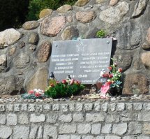 Ребятки, реально у поляков искать-непереискать...
Вот под Казимежем войсковое кладбище. половина могил -братские, безымянные. Информацию надо запрашивать в местной поселковой администрации (Ужонде). Свозили погибших и умерших от ран аж с 4 округов и нескольких госпиталей.