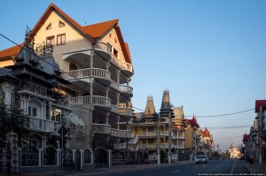 Румынский цыганский квартал. И предлагаю писать : цигане...