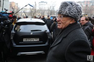 Жириновский получил в подарок от Прохорова ё-мобиль