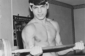 Я 1972 года рождения. На фото мне лет 20. А до 18 я был несуразным, неуклюжим увальнем. Ни о каких спортивных добавках и стероидах мы знать не знали. Качались и ели творог, яйца и курицу. И фигачили базу, а не эти новомодные тренажёры. И мышцы нормально так росли. Так что было бы желание. Опять же, смотря чего ты хочешь? Быстро раздуть стероидами или синтолом свои мышицы или накачать плотную, крепкую, честную, а главное работоспособную маскулатуру? Не торопись, качайся в удовольствие всю жизнь. Девочки тоже не только на объём бицухи смотрят, много ещё на что. Так что не гонись за быстрым результатом, здоровье дороже. Успехов!