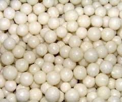 Автолавка привозила пару ценных товаров: конфеты подушечки, они же Дунькина радость, с джемом внутри (редко), "Морские камешки" - изюм, покрытый глазурью (очень редко), и драже мятное(постоянно).