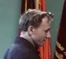 Видно ему... Это как ты рассматривал то? Что тут можно рассмотреть? Поза говорит о усталости, взгляд на, возможно, начальство с вежливой улыбкой.
Кто не доволен так это я, что трачу своё время на человека, пишущего либерастскими штампами. Ступай за "порн-ас" голосуй, а то они еще твой пароль в общий доступ забыли выложить. Хотя не факт что уже не выложили.