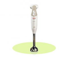 А знаете, когда я придерживалась рецептуры, тоже не получался. Теперь делаю проще. 1 яйцо (целиком, не отделяя белок)+ масла где-то примерно грамм 110 (именно в граммах, на  весы просто бутылку ставлю и смотрю потом на уменьшение веса), сбиваю вот такой штукой (ну, фирма другая, просто показываю, какой) -- просто правой рукой размешиваю и одновременно вливаю масло левой. Увидите, как смесь загустеет. Если слишком густой, то можно воды добавить чуток.   А специи: соль,  сахар, уксус (или сок лимона)   добавляю уже потом, вопреки рецептуре --  по вкусу, как нравится. Да, и горчицу. раньше покупала готовую, но приходилось выбрасывать, потому как она почти не употребляется у нас, потом купила порошок, так делала горчицу, но все равно оставалось, а теперь просто сухую на кончике ч.л. добавляю, и всё. Короче, все  по вкусу. В общем, очень удобно. Захотелось салатика -- сделал немного майонеза.  Попробуйте, это и впрямь удобно очень. :)