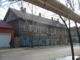 о-о-о, Астрахань, один из самых красивых, на мой взгляд, городов! 
Но - там мокро, и деревянные дома чаще в гораздо худшем состоянии. В кирпичных вода промачивает кирпич иногда метра на два в высоту: