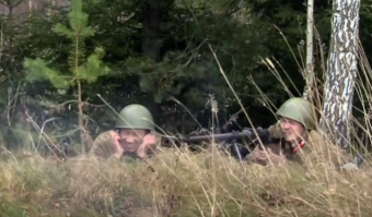 Согласен, ЗИС-5, но там тоже бак был под сиденьем, а не под кузовом. Но это мелочи, я понимаю, что техника для фильмов обходится очень дорого и для малобюджетных фильмов это простительно. Там еще по шоссе едет типа Опель, а кювет съезжает  уже ГАЗ-51.Да подбивают его из ПТР, которые появились осенью 41