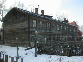 Кто на хрущевки гонит, вы поймите что если бы они вам по наследству не достались от родителей то жили бы сейчас в бараках.
У нашем бараке посреди кухни стоял столб из дерева, который не давал второму этажу упасть нам на голову.