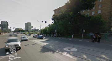 Просто удивляет количество людей с правами не знающих элементарных ПДД! 
5.15.1 "Направления движения по полосам".
Число полос и разрешенные направления движения по каждой из них.

1. Действие знаков 5.15.1 и 5.15.2,
установленных перед перекрестком, распространяется на весь перекресток, если другие знаки 5.15.1 и 5.15.2, установленные на нем, не дают иных указаний.
2. Знаки 5.15.1 и 5.15.2, разрешающие поворот налево из крайней левой полосы, разрешают и разворот с этой полосы.

Правилами разрешается движение по трамвайным путям попутного направления, расположенным на одном уровне с проезжей частью. Если перед перекрестком установлены дорожные знаки 5.15.1 или 5.15.2, то движение по трамвайным путям через перекресток запрещается.

Соответственно автор поворачивал с трамвайных путей откуда поворот и движение в данном случае запрещены! Таксисту надо было бить автора еще на перекрестке. Но так как они пересекли перекресток и автор уже влез в ряд, то таксисту надо было наверное пропускать автора. Но на месте дэпсов я бы повесил вину на рег т.к. такси поворачивал из левого в левый ряд. А рег поворачивал с трамвайных путей откуда на данном участке поворот запрещён.