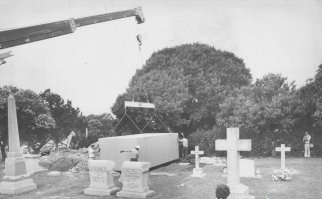 Красотень блондинка?
1. На фото видно, что в яму опускают контейнер. Из текста мы понимаем, что внутри машина с клиенткой.
2. На следующем фото мы видим контейнер в яме, который заливается бетоном.
(на случай, если вы подумали, что контейнер это и есть уже залитый куб бетона, спросите себя, зачем его заливать бетоном в яме еще раз).