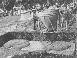 Красотень блондинка?
1. На фото видно, что в яму опускают контейнер. Из текста мы понимаем, что внутри машина с клиенткой.
2. На следующем фото мы видим контейнер в яме, который заливается бетоном.
(на случай, если вы подумали, что контейнер это и есть уже залитый куб бетона, спросите себя, зачем его заливать бетоном в яме еще раз).