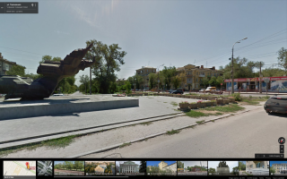 В своё время, при союзе, этот памятник в народе называли «без пяти одиннадцать». Тогда алкоголь начинали продавать в 11 утра, и на месте магазина «Продукты» (что на снимке гуглмапс) находился ликеро-водочный магазин.