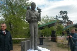 Вчера, 29 мая, во время празднования Дня города,  в парке Дома офицеров  г. Читы, была торжественно открыта скульптурная композиция "Ешкин кот", посвященная уроженцу Забайкалья, актеру Александру Михайлову и воплощённому им на экране образу Василия Кузякина.
К сожалению, сам Александр Яковлевич не смог присутствовать на торжественной церемонии, поскольку сейчас находится в Севастополе. Тем не менее, событие это актер прокомментировал:
«Когда делают памятники, в этом есть странный поворот судьбы, боюсь этого. Но если Вася Кузякин стал национальным, всероссийским героем, то думаю, ничего страшного в этом нет. Тем более, в Забайкалье не так много киноактёров. Со мной согласовывали эту скульптуру. Его в трусах хотели ставить, но я был против — это маленький и не самый главный эпизод. А так, в брюках и с любовью к голубям — это очень хорошо. Любовь — основа основ, это самое главное», — сказал Михайлов.