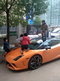 Дама в песочнице! BMW головного мозга?