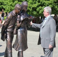 Прекрасный был актёр и высший спец мастер по дубляжу.