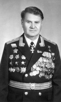 Бочковский наш земляк, тираспольский. Всего в городе жило  11 Героев СССР.