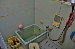 Это какого ж качества клей или что там, чем кафель крепится, что треснул сам кафель, а не места стыков?!