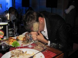 Типичное застолье: гости ели, гости пили!