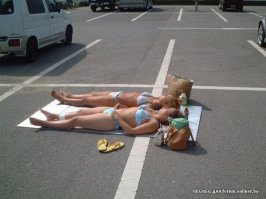 лег позагорать)