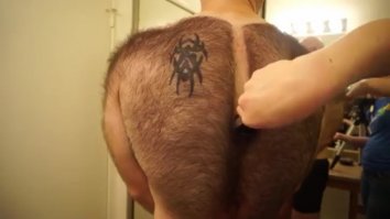 я не могу отделаться от мысли, что это кто то рукой, что то из задницы лошади достает.