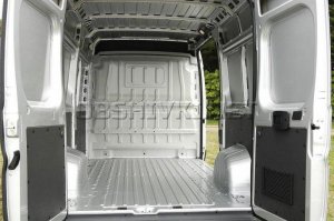 Про перегородку - согласен, вижу их отдельно продают.
А ребра жесткости на всех фотках что я видел идут на расстоянии вдвое меньше ширины окна.