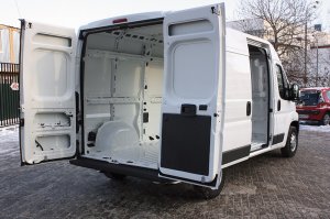 Что-то мне подсказывает что фото "До" не от описанной машины.
Больше похоже что купили изначально кузов рассчитанный на пассажирскую версию, просто без отделки.
У грузовой версии на местах окон дополнительные ребра жесткости, и есть стена между салоном и кузовом.