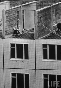 Вот поясните мне, что за перекрытия в этом доме? 
У метро Измайловская стоит несколько лет K-7, до сих пор не снесённая и в некоторых квартирах обвалилась штукатурка с потолков, обнажив дранку. Я был сильно удивлён, когда это увидел. А теперь вижу этот снимок и в полном недоумении.