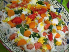 В Европе ЭТО называют Salada Russa, наш оливье. Да, вам не показалось, там стручковая фасоль, красны болгарски перец и ... рыбная консерва.