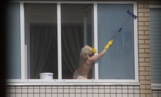 на фото №20(предпоследнее,написано:Чистота — залог здоровья. И дело полезное, и глаз радуется.
Это чему должен глаз то радоваться?пожилой даме в труселях и перчатках по локоть,что можно либо проктологический осмотр сделать или для искусственного осеменения быка