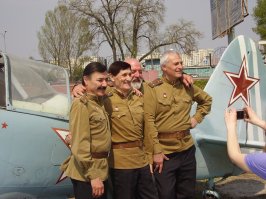 2009 год.Возле того самого самолёта на котором снимался Быков.Правда он сейчас стоит в бункере Музея Авиации в Киеве и камуфляж почему то зимний.