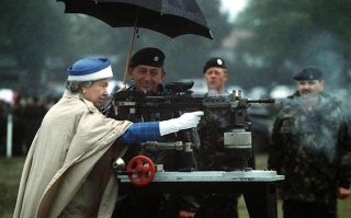 у военного, который зонт держит такой виноватый вид, типа я не хотел её не давать пулемёт, но это ж королева!