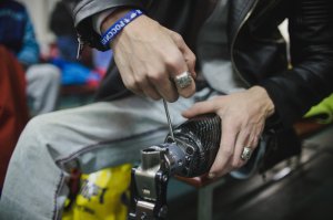 Сейчас более внимательно прочитал, и уже бросилось в глаза: "нога боевого дрона поблёскивает металлический протез", "Парень заказывает латтэ и оглушает меня своей историей"(с)
Я ХЗ, что такое латтэ, а история просто оглушенная: работяге оторвало ногу, и теперь у него протез как у боевого дрона, щедро предоставленный ему Правительством РФ. Посмотрев на фотку ниже, наконец дошло, если носить браслет с надписью "Россия" - тебе твою ногу, которая, впрочем не стоит ничего, заменят высокотехнологичным протезом, который стоит как новенькая Феррари.
Почитайте мой пост ниже и сразу станет понятно, что это обычная пропаганда.
PS И этого инвалида, обеспеченного правительственной заботой мне, действительно, ни грамма не жалко. Пожалейте наших парней, которые на войне калеками остались...