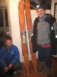 который на корточках, это толян и его самодельные лыжи