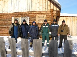 Усть Манья, Березовский район ХМАО живут два брата-манси и иногда из Няксимволя приезжает Толян, побухать вдали от жены. дорог нет, пароходов-теплоходов нет, кукурузники-вертолеты не летают. это наша бригада, мы там изыскания делали