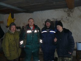 а это братья-манси (по краям стоят), один Леха, второго не помню..