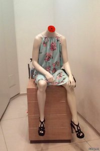 как в анекдоте:
- ..я имел ее долго во все дыры и в разных позах..
- ну а минет сделала? в рот дал?..
- неа( у нее снарядом  голову оторвало..