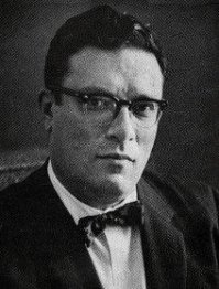 Айзек Азимов, на фото, не очень то и молодой.
А вот тут: