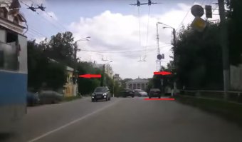 Да тут всё ясно. Жёлтый светофор, ВАЗ уже на перекрёстке, едет прямо...