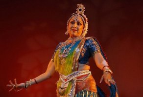 Маловато будет. Очень интересна история любви брака Дхармендры и Хемы. Эта история сама по себе покруче, чем сюжеты индийских фильмов. И большое уважение Хеме: настоящая индийская жена и мать, актриса, танцовщица. До сих пор, в немолодом возрасте, танцует сложнейшие классические танцы в стиле бхарат-натьям