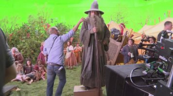 Я могу ошибаться, но читал когда то, что во "Властелине колец" больше дублеры использовались, либо подставки, как на втором фото. Хотя второе фото мне кажется из Хоббита. Так что Гендальф не всегда был одинок. Хотя в основном было как автор написал. Цитата"Актеру было так тяжело, что это доводило его до слез. «Да, я в самом деле плакал.. И я сказал вслух: «Не для того я пришел в кино». К сожалению, мой микрофон не был выключен в тот момент, и многие услышали мои слова», — признался Маккелен."