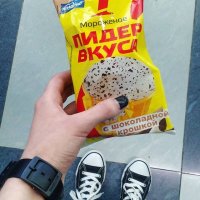 Чувак с крашенными ногтями совершил удачную для себя покупку!