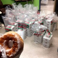 "Школа заказала 200 пончиков,а ей по ошибке прислали 200 десятков".Автор сам то читал,что выложил?