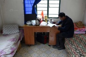 Вторая кровать для овцы? И электричество откуда берет, если 10 лет один живет в заброшенной деревне?