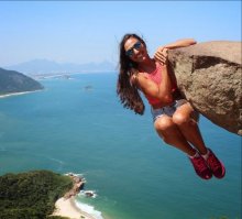 Какое отношение это фото имеет к альпинизму? На этот камень ведёт вполне себе безопасная тропинка и высоты под "альпинисткой" от силы метр.